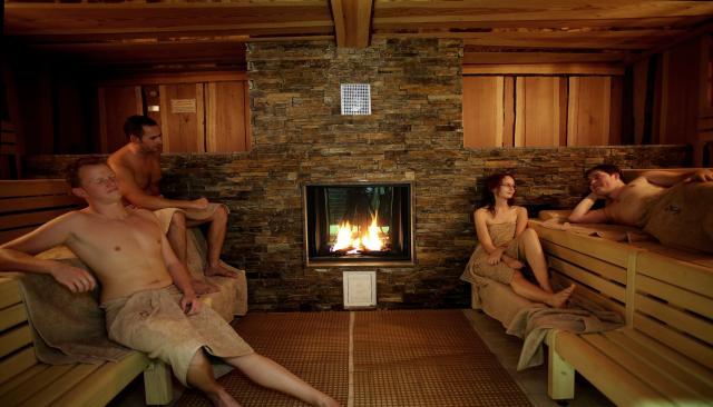 Personen entspannen in der Sauna