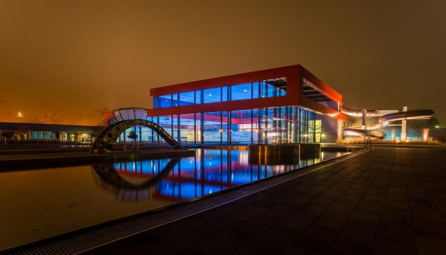 Panoramabild Freizeitbad abends